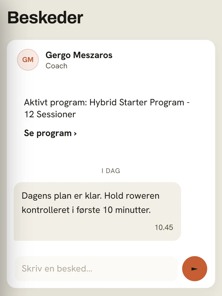 Beskedtråd i BeastFactory-appen hvor coachen skriver at dagens plan er klar